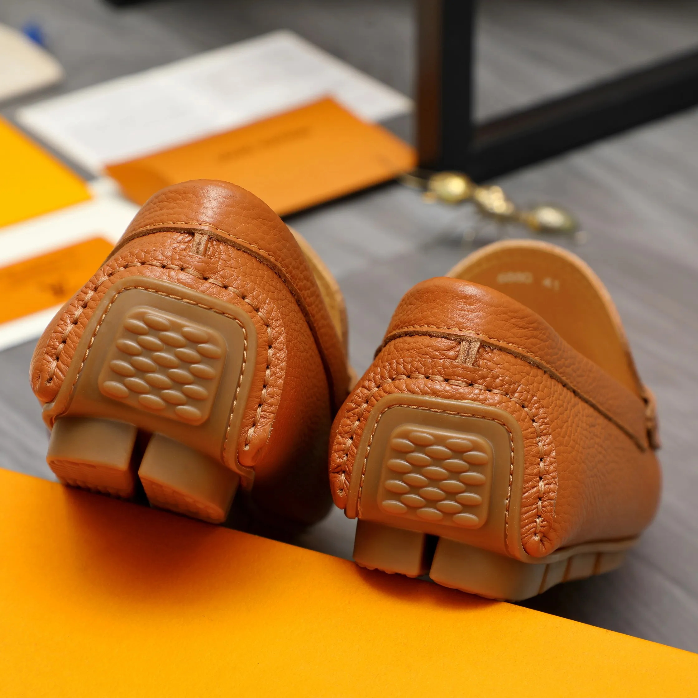 Men's shoes 💰360 Product trademark: LV "Louis Vuitton" casual slip-on men's shoes Regular size: 38-45 Product material: Selected pebbled cowhide upper, pigskin lining, rubber outsole
